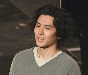 ＜紅白本番＞藤井 風、地を這って倒れる “2022年世界で最も聴かれた日本の歌”「死ぬのがいいわ」テレビ初披露