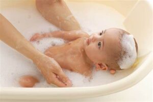 赤ちゃんのお風呂にまつわる「あるある」に共感続々　大人にとっては不条理な行動に「毎日これです」「ホントコレ」と共感の声