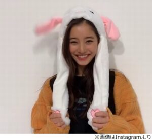 『新木優子』の年賀状準備がかわいいすぎた…！うさ耳ショット公開に「破壊力がすごい」「異次元レベル」