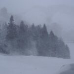 「猛吹雪」で身動きの取れない人々の命を救うため、学校に押し入り「24人を避難」させた男性