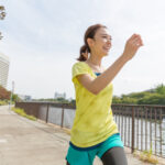 健康に良い歩き方。腕は「前」に振る？「後ろ」に振る？