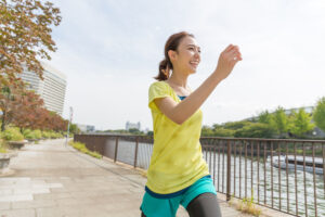 健康に良い歩き方。腕は「前」に振る？「後ろ」に振る？