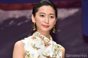 杏“山籠もり”の元夫・東出と真逆の優雅なパリ生活！３児には公文式で３カ国語教育