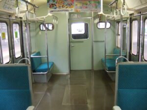電車の床にＱＲコード？　ＪＲ九州に聞いてみた