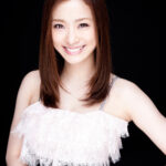 上戸彩、変わらぬ美貌で『ＦＬＡＳＨ』表紙登場！ 元乃木坂４６西野七瀬は与田祐希との秘話披露、話題のグラドル雪平莉左も