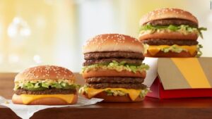マクドナルドが誤って渡した６４万円を返した男性　大感謝され１ヶ月食べ放題に