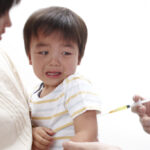 注射を不安がる子を安心させようと手を握る優しい先生　つぎの瞬間看護師が爆笑した理由とは