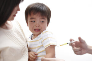 注射を不安がる子を安心させようと手を握る優しい先生　つぎの瞬間看護師が爆笑した理由とは