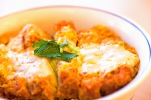 かつやで「ふわたま白かつ丼」が期間限定で登場！　ふわふわのたまごと牡蠣醤油が相性抜群 ｜