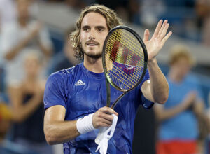 「え!日本のユニ着てる?!」全豪オープンに臨むチチパスがサッカー日本代表ユニ着用し大反響「行こうサムライ!!!」