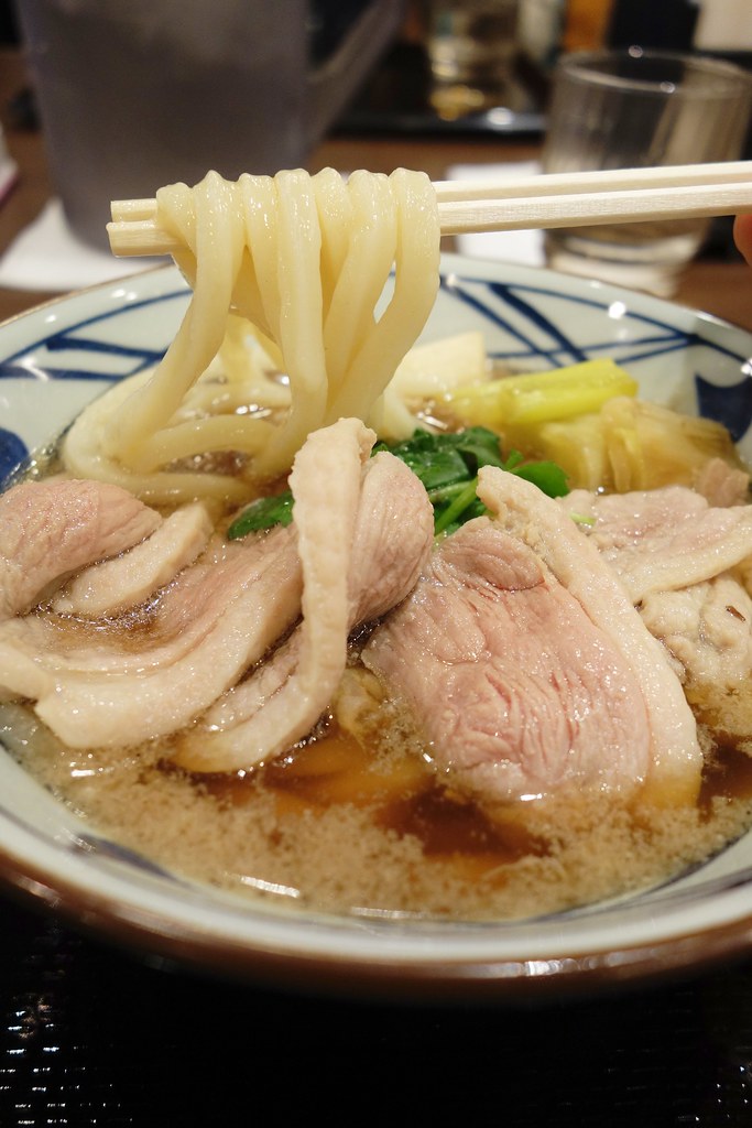 丸亀製麺の冬の定番「鴨ねぎうどん」と「鴨すきうどん」、食べるならどっち?
