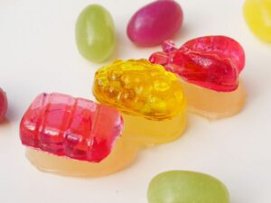 コンビニ菓子売り場に「酔えるグミ」、２０歳未満の間で口コミ広がる…依存症専門家が警鐘