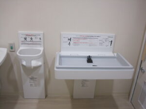 わかる人にはわかる「恐怖の写真」　個室トイレに設置された「ベビーチェア」の写真が話題に