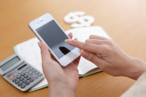 教育費はどう捻出する？　圧倒的１位は「節約」、２位と３位は？　小中学生の保護者５００人回答