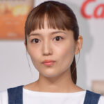 『川口春奈』人生初の立ち食いそば「エモい」写真　ファン驚く「普通の格好！全然本人見えない」