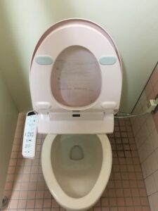 共用トイレで「便座上げといて」男性社員が女性社員に要求　裁判所は「セクハラ」を認めた？