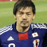 「双子だったんですか！！」「似てる笑笑」松井大輔が顔ハメパネルに次ぐレアショット？自身と香川真司のそっくりさんとの３ショット公開