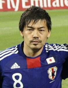 「双子だったんですか！！」「似てる笑笑」松井大輔が顔ハメパネルに次ぐレアショット？自身と香川真司のそっくりさんとの３ショット公開