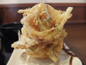 「丸亀製麺の青い制服が作るかき揚げはうまい」噂を検証　お店で見た光景に驚き…