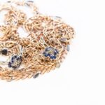 複雑に絡まったネックレス　たった１０分でほどくコツに「あの粉の出番が…！」