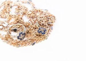 複雑に絡まったネックレス　たった１０分でほどくコツに「あの粉の出番が…！」