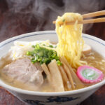 ラーメン店を訪れた母と高校生の娘。母だけ食べ終わったら「退店を促された」というクレームがネットで物議！