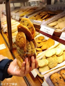 【毎月開催】「ステラおばさんのクッキー」１，７００円の詰め放題にチャレンジ！ － ゲットした枚数やコツをレポート