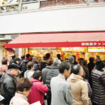 宝くじ購入先を発券機から窓口に変え1億円当選　列に割り込まれたおかげの幸運