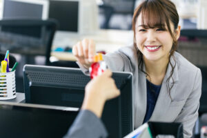 「職場で飲食するのはセーフ？社内でのおやつ文化を探るおやつ威力偵察レポート」