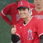 「大谷翔平の優しさが話題！スライディング先で相手を拭いて微笑ましい光景に」