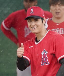 「大谷翔平の優しさが話題！スライディング先で相手を拭いて微笑ましい光景に」