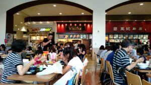 大人も見習わなくちゃ！フードコートでの出来事が教える優しさの大切さ