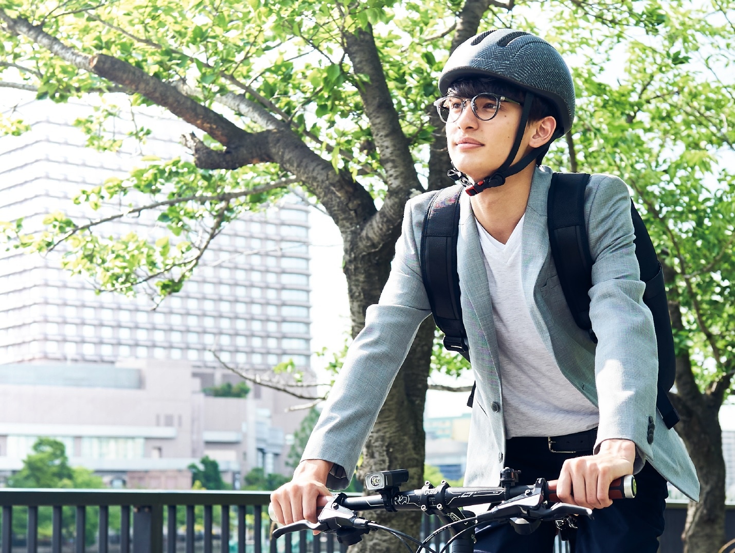 自転車ヘルメット着用義務化で、交通事故の被害を減らそう！