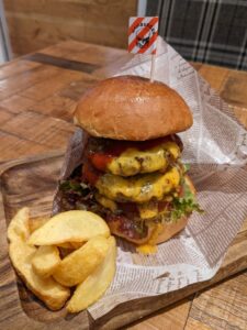 イオンの新味覚体験！肉汁たっぷりの「チーズバーガー」が登場