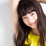 小松菜奈が大胆露出で魅了！指を噛むポーズが“セクシーすぎ”と話題