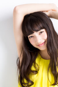 小松菜奈が大胆露出で魅了！指を噛むポーズが“セクシーすぎ”と話題