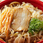 「ファミマの豚骨醤油ラーメン」が極太麺で大満足！