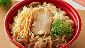 「ファミマの豚骨醤油ラーメン」が極太麺で大満足！