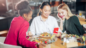「職場でのランチタイムに密着！男女の食べ方大調査！」