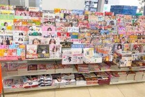 コンビニ大手、今期中に雑誌棚の完全撤廃検討…週刊誌１０００円時代へ突入「文庫は１６００円、新書は１２００円」いったい誰が買うのか