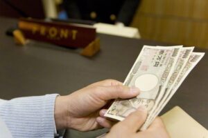 「年金１５万円でやりくりする母親と、パチンコに夢中な４０代息子の悲劇」