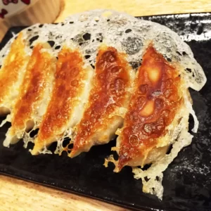 カリカリ羽根突き餃子にするアレンジレシピ　焼き餃子が「ちょっぴり幸せな味」へと進化！