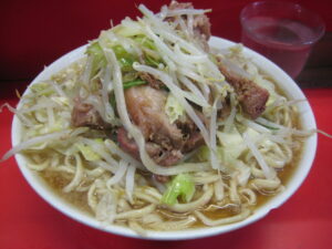 「ラーメン二郎」の行列、マンション前に大集合！不法侵入の危険性は？