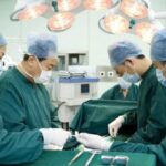 手術着の色が緑色か青色かって、意味があるの？外科医にとっての「色」の役割とは。