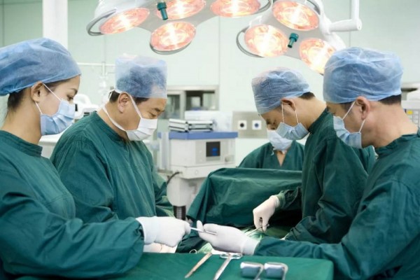 手術着の色が緑色か青色かって、意味があるの？外科医にとっての「色」の役割とは。