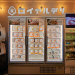 レストランの味を手軽に楽しめる！ロイヤルホストの自販機が東京・埼玉の駐車場に登場
