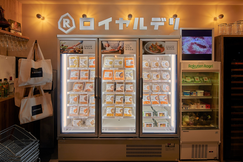 レストランの味を手軽に楽しめる！ロイヤルホストの自販機が東京・埼玉の駐車場に登場