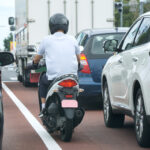車の間をすり抜けできるバイクに道交法違反の疑いはあるのか？