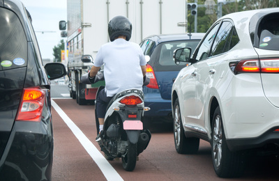 車の間をすり抜けできるバイクに道交法違反の疑いはあるのか？