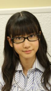 柏木由紀、川口春奈、佐々木希のレアな姿！　印象激変のメガネショット